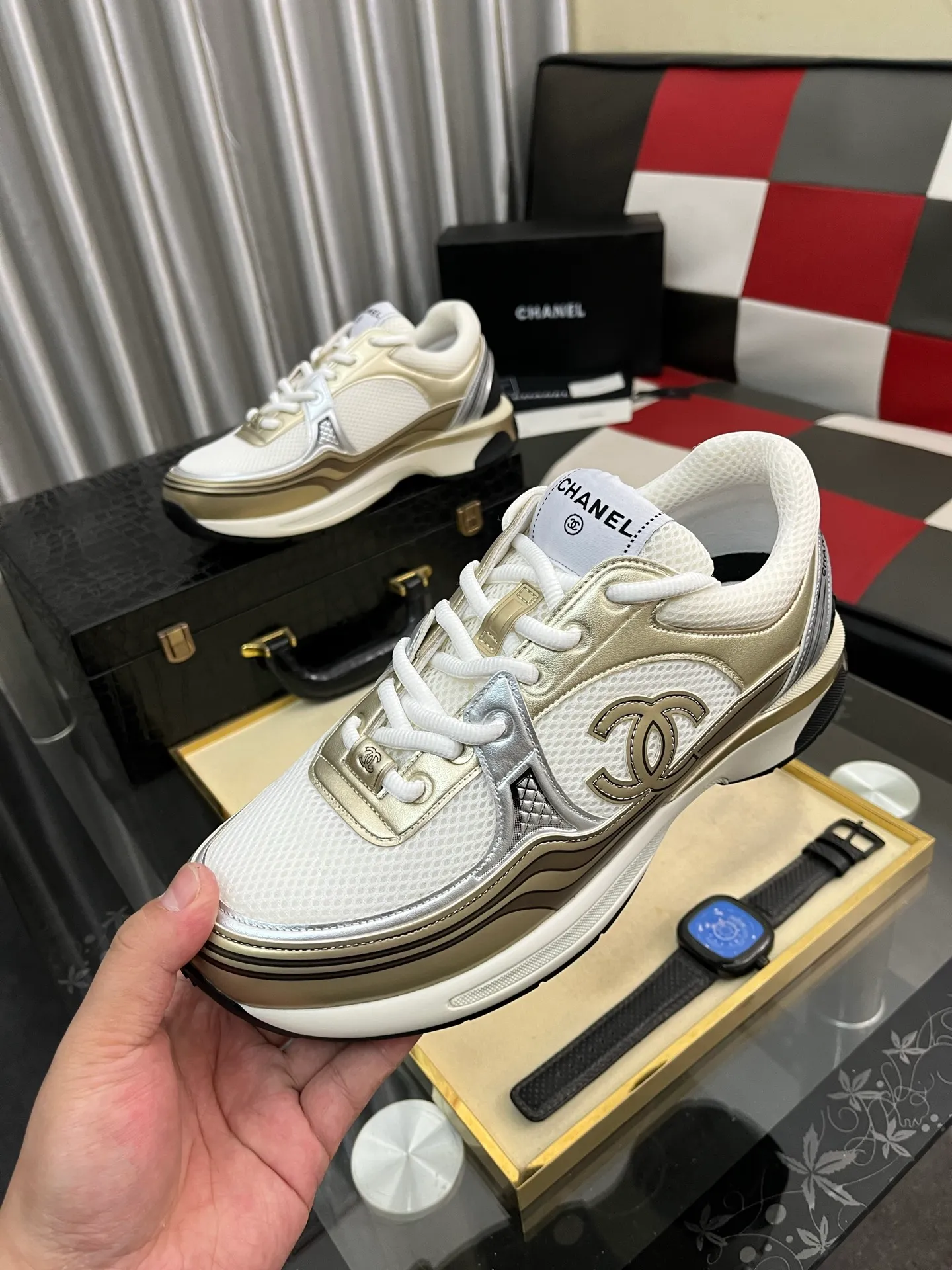 Men's shoes 💰: 620⌚️⌚️Chanel 2025C new diamond sneakers, ultra-light and comfortable casual shoes, black and white cowhide leather, versatile white shoes, you can't go wrong with the style, cow suede➕down cloth contrasting color combination, fresh and full of vitality, logo embossed on the side, very delicate on the foot, original customized material for the upper, original outsole Upper: Cow suede➕Down cloth/black and white full cowhide Lining: Sheepskin Sole: Open-molded TPU outsole Size: 35-44